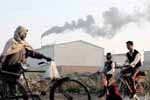 An industrial factory releasing polluting smoke in Ghaziabad, Uttar Pradesh on 8th December 2009. (Photo : Sanjay Rawat)